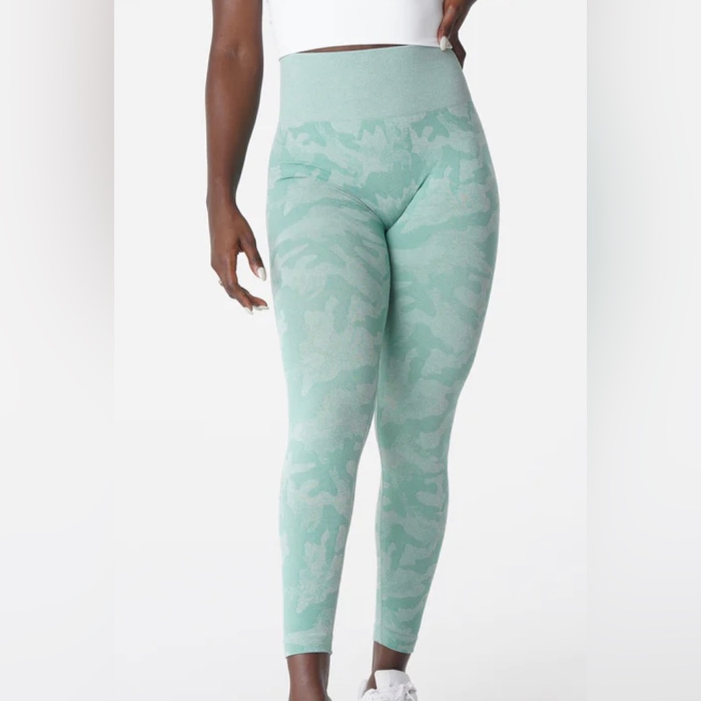 Nvgtn Sage Green Camo Seamless Leggings - NWOT
